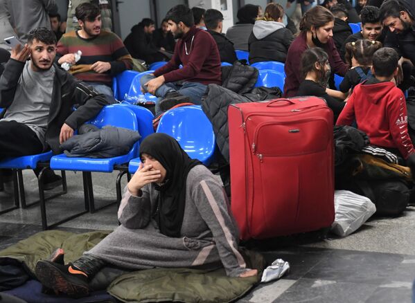 Беженцы в международном аэропорту Минска в ожидании вывозных рейсов авиакомпании Iraqi Airways, организующей рейсы для возвращения желающих в Ирак. - Sputnik Латвия