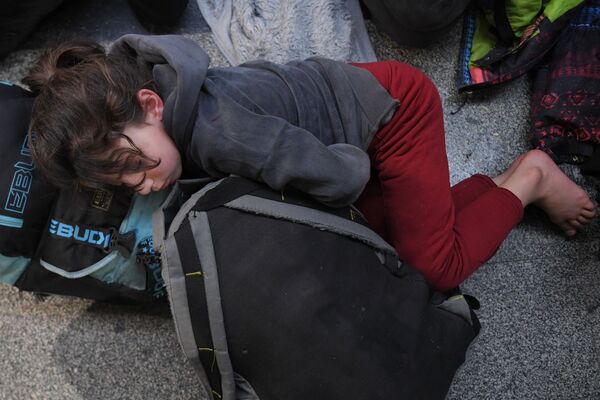 Ребенок в ожидании рейса спит на полу. - Sputnik Латвия