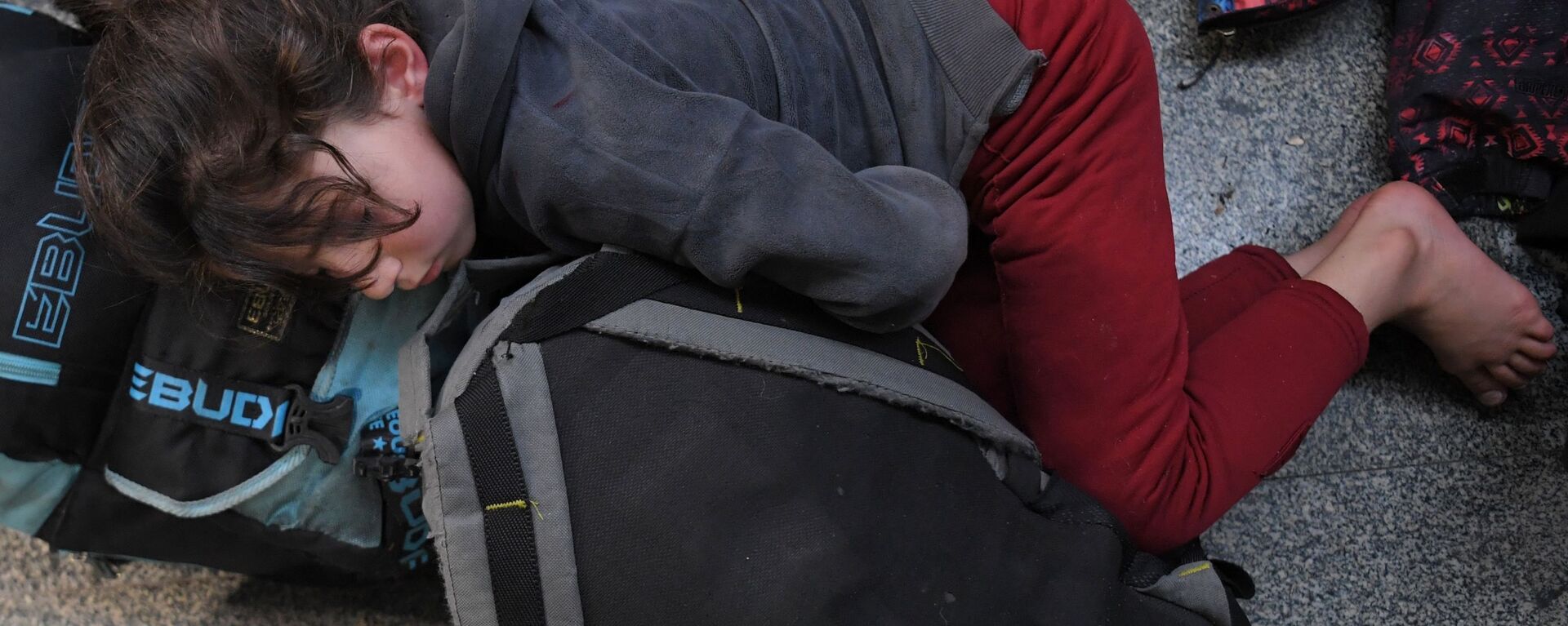 Ребенок беженцев спит в международном аэропорту Минска в ожидании вывозных рейсов авиакомпании Iraqi Airways - Sputnik Латвия, 1920, 15.04.2022