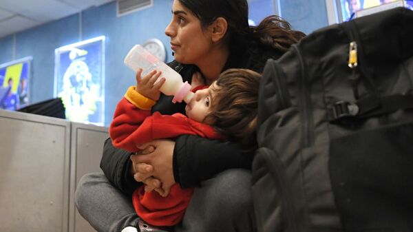 Беженка с ребенком в международном аэропорту Минска в ожидании вывозных рейсов авиакомпании Iraqi Airways - Sputnik Латвия