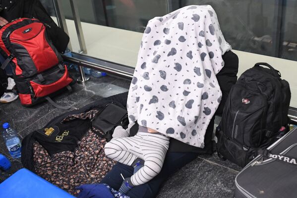 В транзитной зоне беженцы организовали мини-лагерь. По словам одной из мигранток, она бы ни за что не вернулась домой, если бы не дети. - Sputnik Латвия