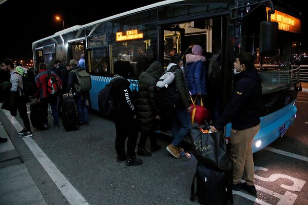 Иракские мигранты, добровольно зарегистрировавшиеся на рейс для эвакуации из Беларуси, садятся в автобус по прибытии в международный аэропорт в Эрбиле, Ирак. - Sputnik Латвия