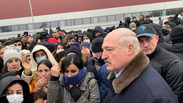 Кто хочет на Запад ― ваше право, ловить не будем: Лукашенко у мигрантов ― видео - Sputnik Латвия