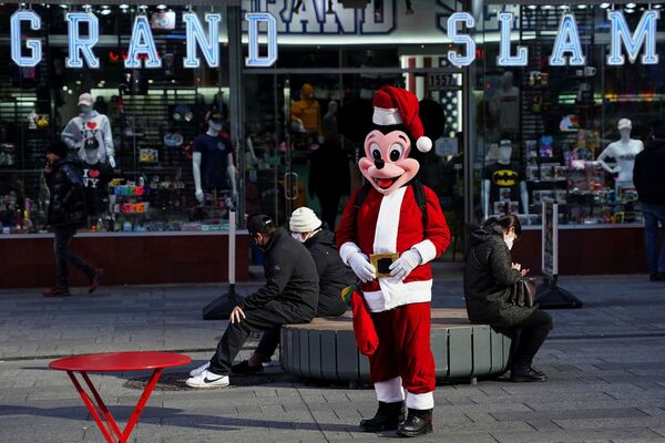 Mikipele Santas Klausa tērpā pozē Ņujorkas Taimskvērā. Mikipele Santas Klausa tērpā pozē Ņujorkas Taimskvērā. - Sputnik Latvija