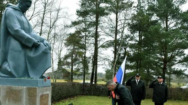 Памятник погибшим солдатам Красной армии в борьбе с немецко-фашисткими захватчиками установили в местечке Капседе Лиепайского района - Sputnik Латвия