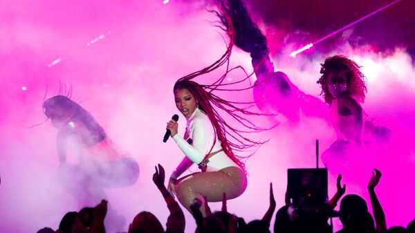 Хлоя на церемонии American Music Awards в Microsoft Theater в Лос-Анджелесе, США - Sputnik Latvija