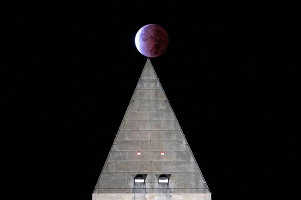Mēness virs Vašingtona pieminekļa Vašingtonā, 21. novembris Mēness virs Vašingtona pieminekļa Vašingtonā, 21. novembris - Sputnik Latvija
