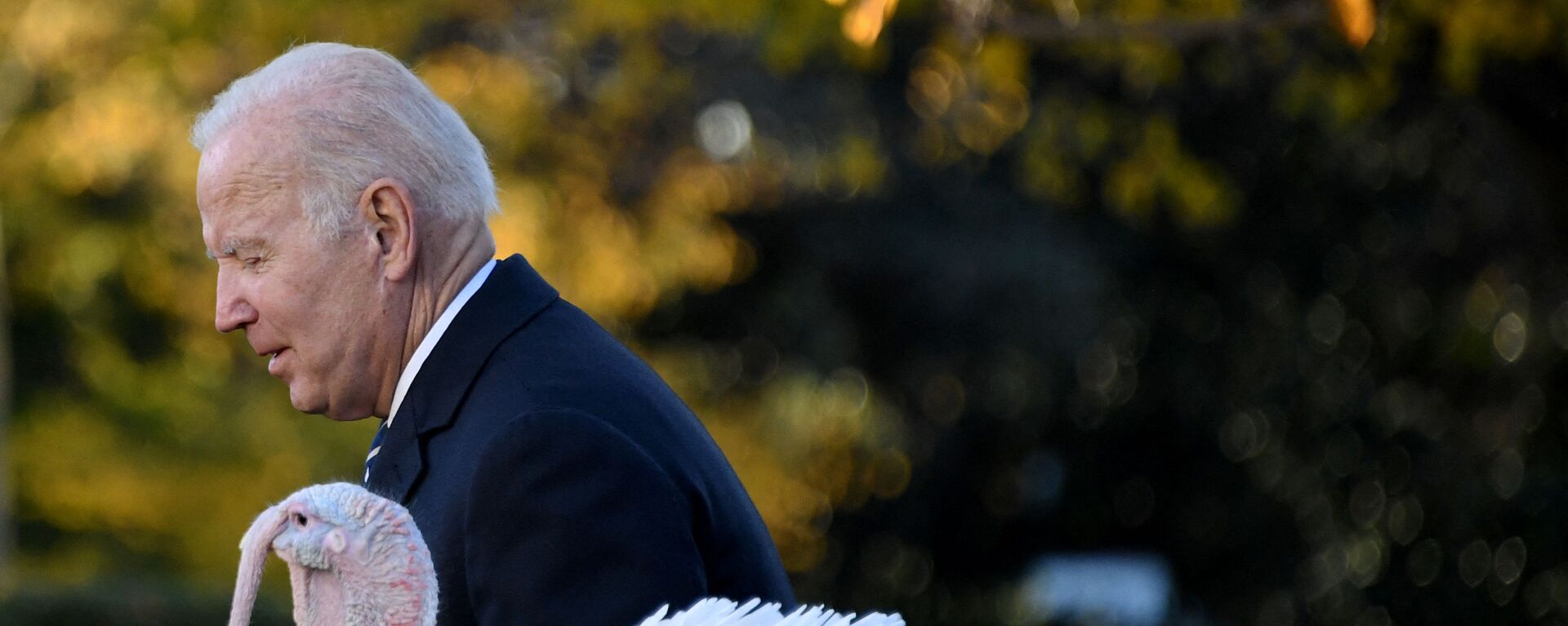 Президент США Джо Байден во время помилования индейки в День благодарения в Вашингтоне, США  - Sputnik Латвия, 1920, 27.12.2021