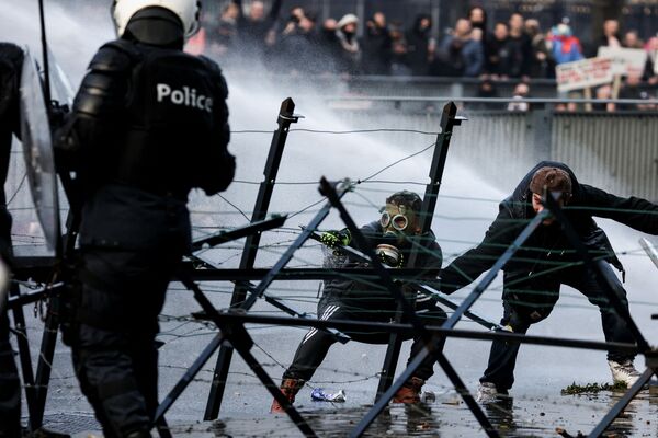 Policija izmanto ūdensmetēju, lai izgaiņātu demonstrāciju pret Covid-19 ierobežojumiem, Brisele, 21. novembris - Sputnik Latvija