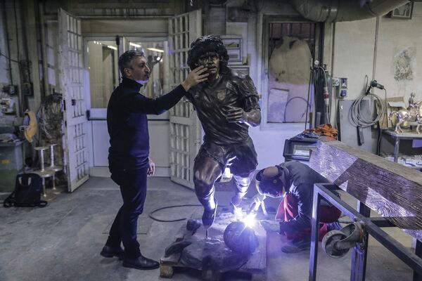 Top itāļu skulptora Domeniko Sepes bronzas skulptūra – Argentīnas futbola zvaigzne Djego Maradona. 25. novembrī, Maradonas nāves gadadienā, bronzas statuja tika uzstādīta pie viņa vārdā nosauktā stadiona - Sputnik Latvija