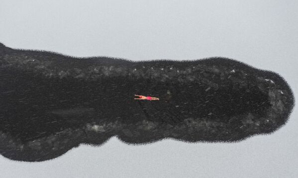 Aerofotogrāfija tapusi 22. novembrī – pelde daļēji aizsalušā ezerā Ķīnas ziemeļaustrumos - Sputnik Latvija