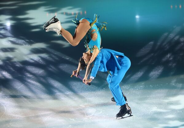 Daiļslidošana - Starptautiskās Slidošanas federācijas (ISU) Grand Prix posmā Grenoblē, 21. novembrī kanādieši Paipera Džolla un Pols Poirjē galā pasākumā Daiļslidošana - Starptautiskās Slidošanas federācijas (ISU) Grand Prix posmā Grenoblē, 21. novembrī kanādieši Paipera Džolla un Pols Poirjē galā pasākumā - Sputnik Latvija