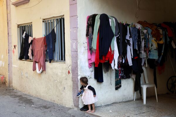 Bērns pie mājas stūra Libānā, 22. novembris - Sputnik Latvija