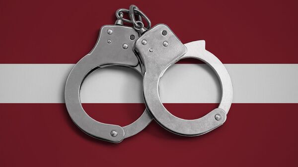 Латвийский флаг и наручники - Sputnik Латвия