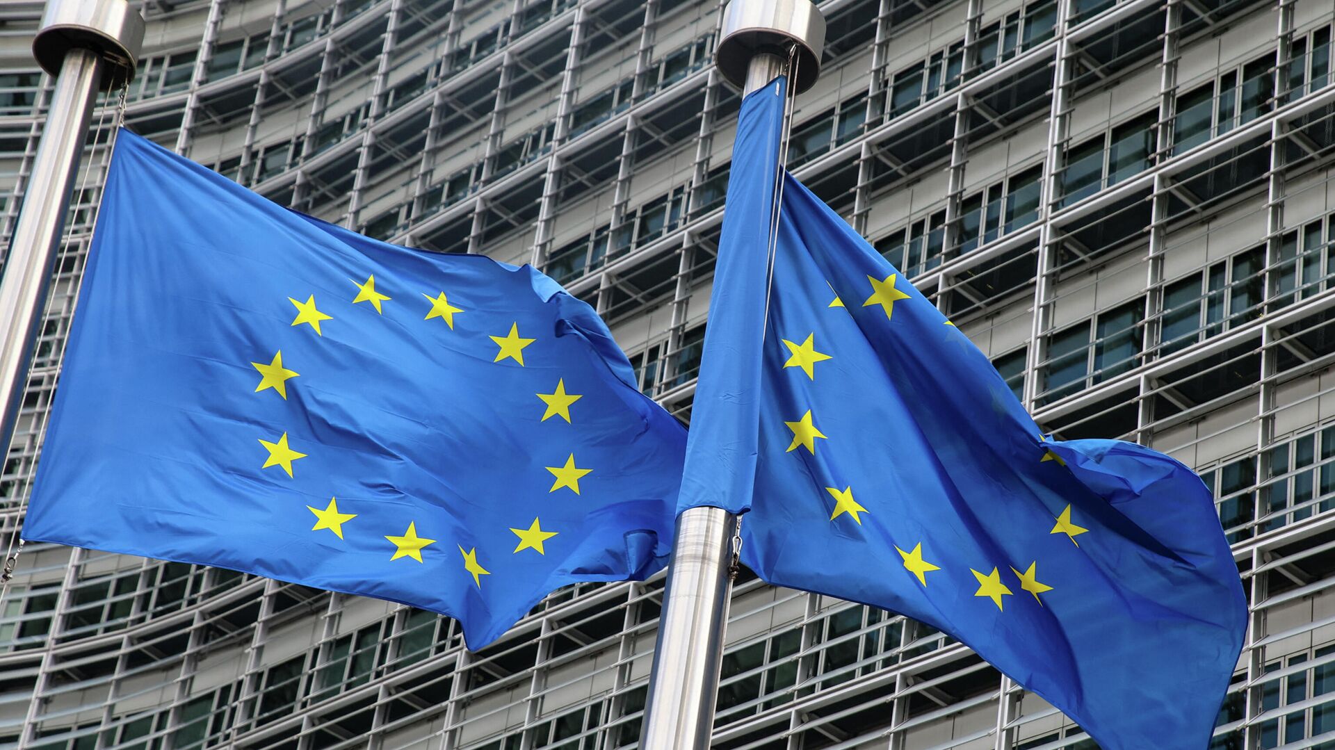 Флаги Европейского союза у штаб-квартиры Европейской комиссии в Брюсселе - Sputnik Latvija, 1920, 28.12.2021