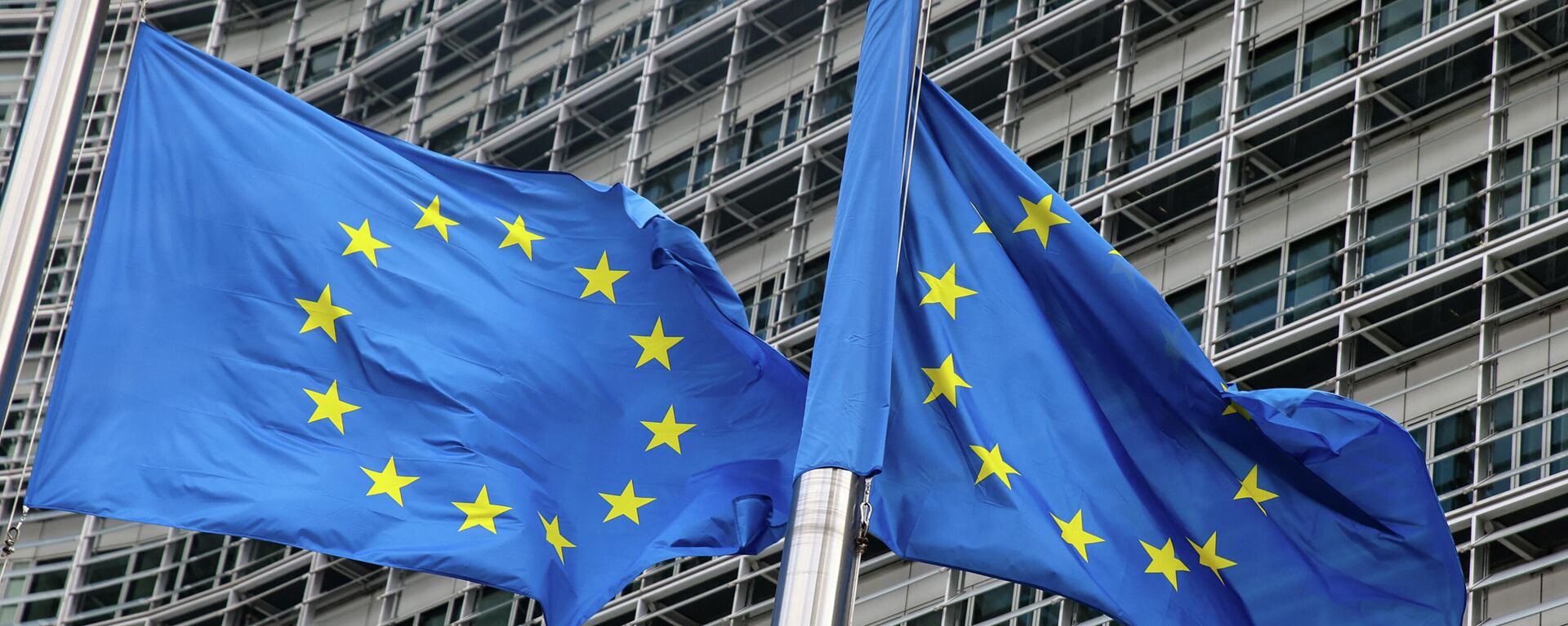 Флаги Европейского союза у штаб-квартиры Европейской комиссии в Брюсселе - Sputnik Латвия, 1920, 27.12.2021