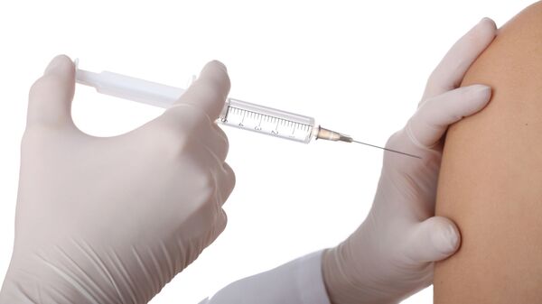 Медсестра вводит вакцину пациенту  - Sputnik Латвия