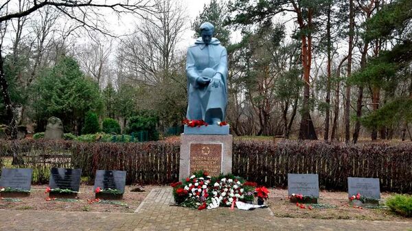 Памятник погибшим солдатам Красной армии в борьбе с немецко-фашисткими захватчиками установили в местечке Капседе Лиепайского района - Sputnik Латвия
