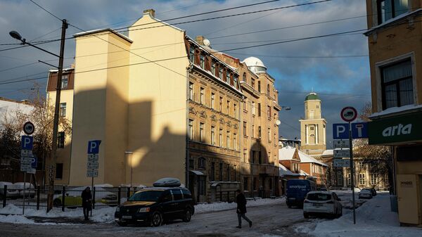 В этой части улицы Езусбазницас соседствуют дома разных эпох, от деревянных до каменных - Sputnik Латвия