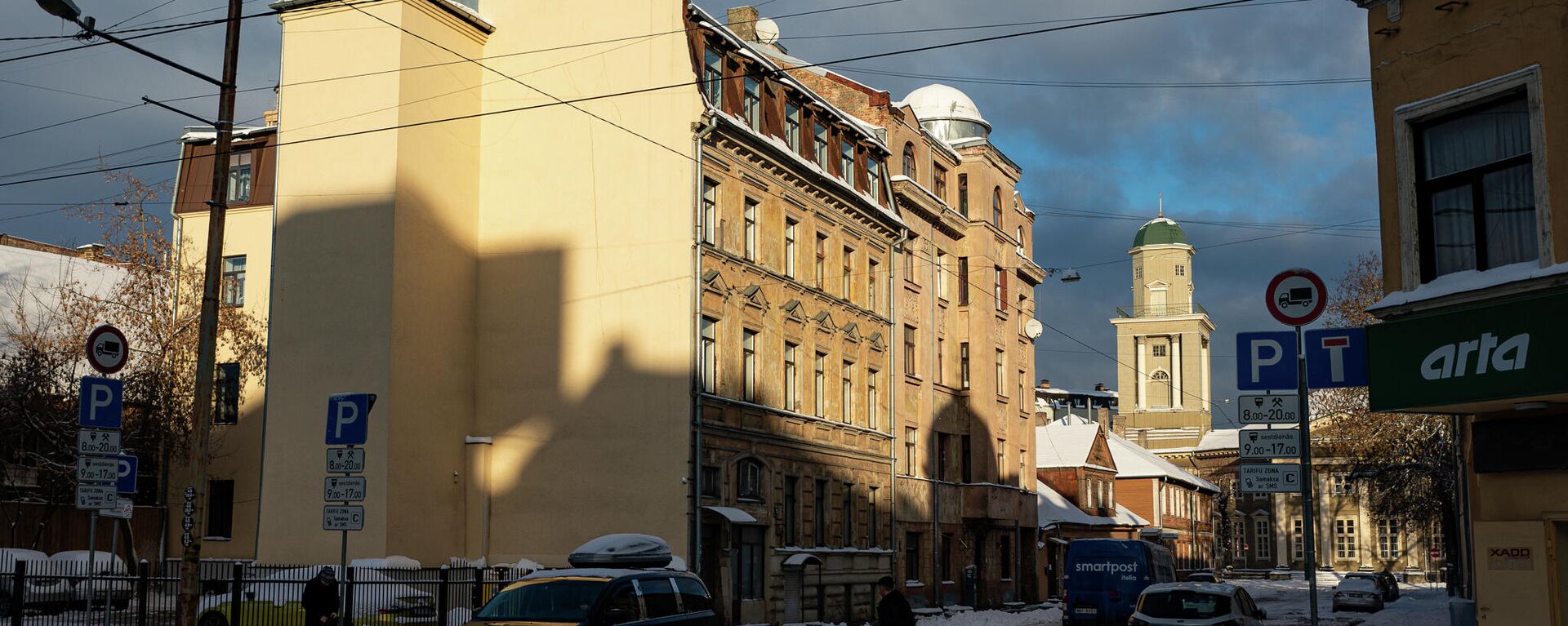 В этой части улицы Езусбазницас соседствуют дома разных эпох, от деревянных до каменных - Sputnik Латвия, 1920, 03.12.2021