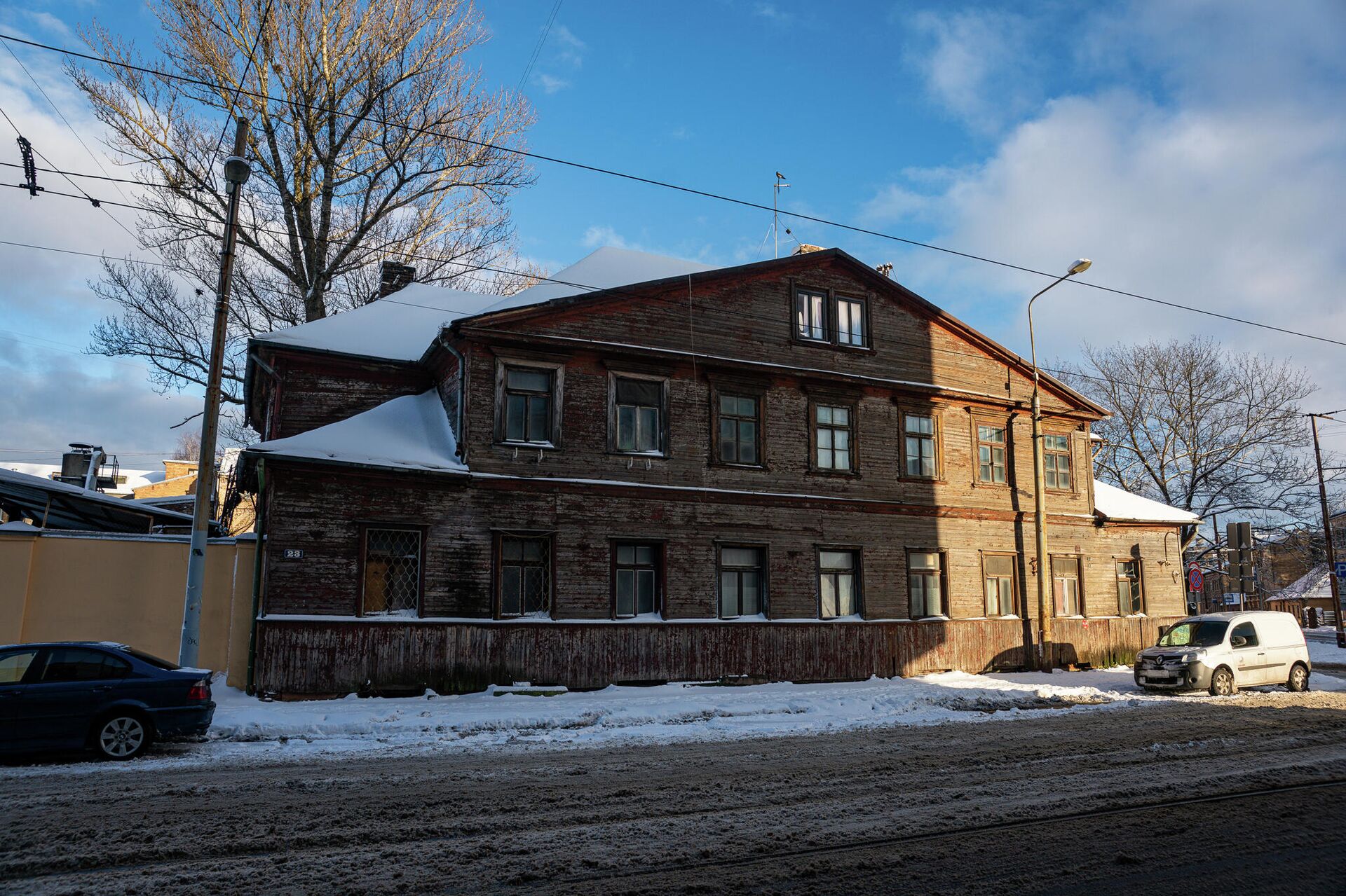 Деревянное здание на перекрестке улиц Маскавас и Дзирнаву, бывший трактир Волга, который посещал Шаляпин - Sputnik Латвия, 1920, 05.12.2021