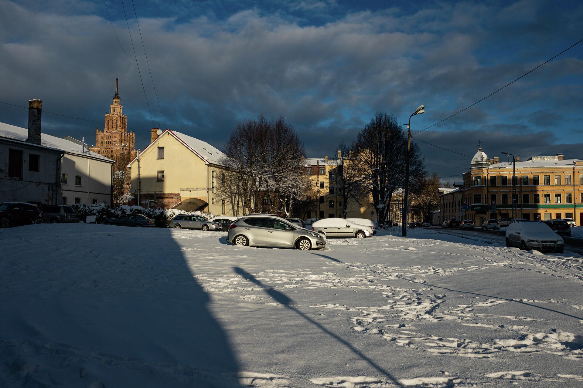 Здесь, на перекрестке улиц Маскавас и Езусбазницас, стояло деревянное здание Русского театра - Sputnik Латвия, 1920, 05.12.2021