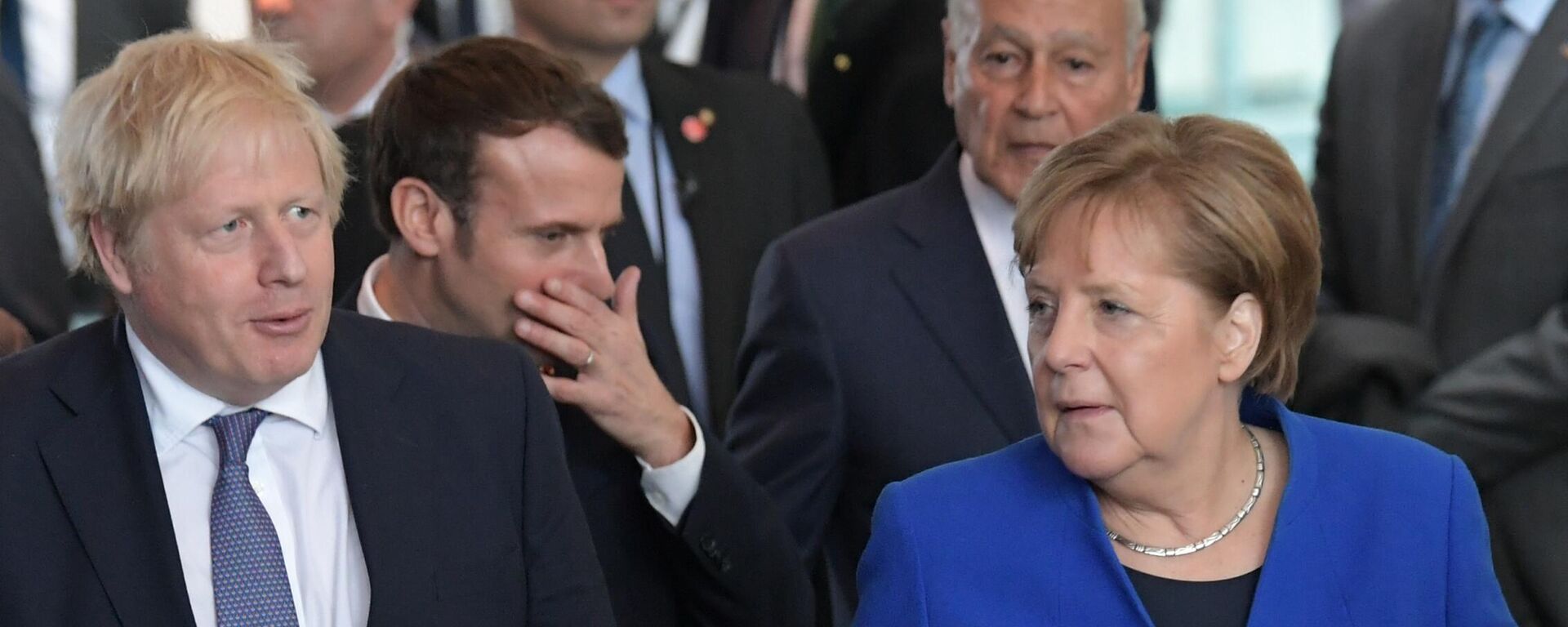 Премьер-министр Великобритании Борис Джонсон, президент Франции Эммануэль Макрон и экс-канцлер ФРГ Ангела Меркель (слева направо) - Sputnik Латвия, 1920, 03.12.2021