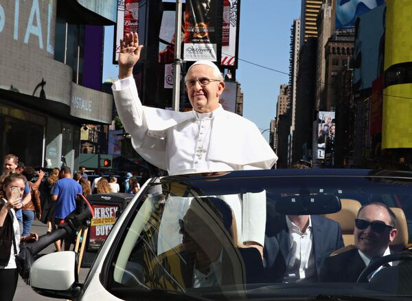 Neilgi pirms Romas pāvesta ierašanās Ņujorkā Manhetenas ielās parādījās balts kabriolets ar smaidīgo Francisku. Pagāja kāds brīdis, līdz pārsteigtie skatītāji aptvēra, ka tā ir vaska figūra Neilgi pirms Romas pāvesta ierašanās Ņujorkā Manhetenas ielās parādījās balts kabriolets ar smaidīgo Francisku. Pagāja kāds brīdis, līdz pārsteigtie skatītāji aptvēra, ka tā ir vaska figūra - Sputnik Latvija