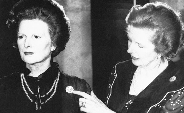 Mārgareta Tečere ļoti uzmanīgi aplūkoja savas figūras brošu vaska figūru muzejā Londonā Mārgareta Tečere ļoti uzmanīgi aplūkoja savas figūras brošu vaska figūru muzejā Londonā - Sputnik Latvija