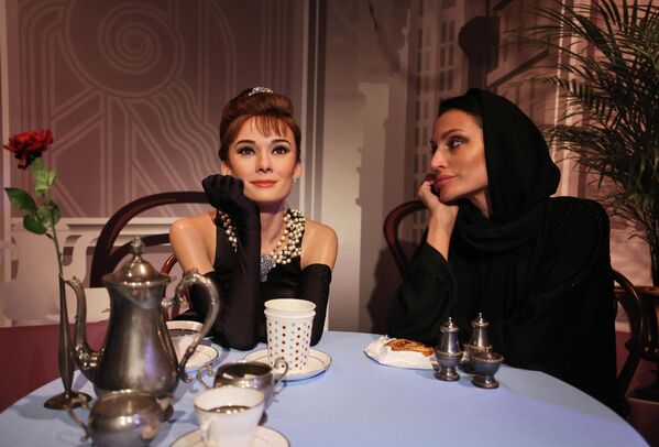 Rudenī darbu sāka Tiso kundzes vaska figūru muzeja filiāle Dubaijā. Tagad apmeklētāji var padzert tēju kopā ar aktrisi Odriju Hepbernu - Sputnik Latvija