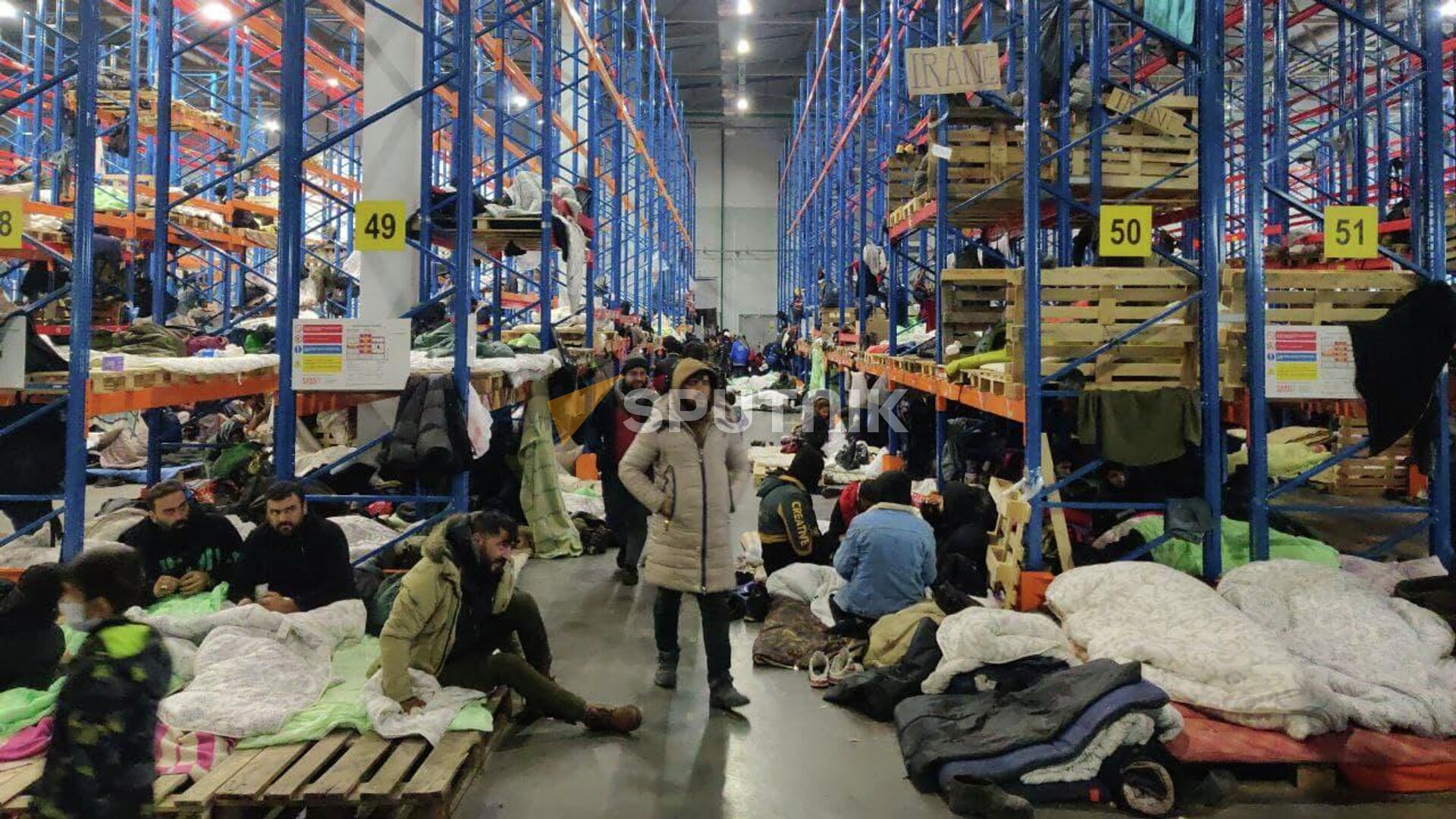 Migranti loģistikas centrā Migranti loģistikas centrā - Sputnik Latvija, 1920, 08.12.2021