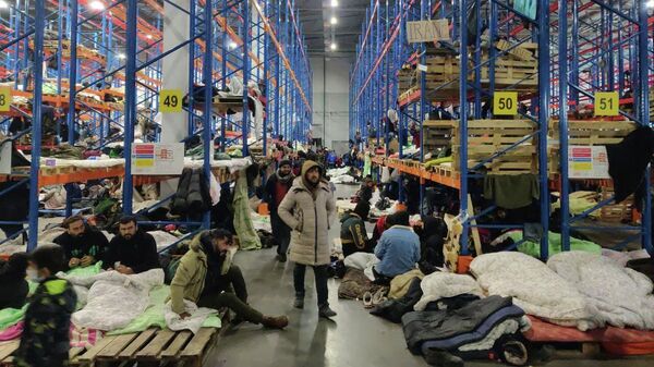 Migranti loģistikas centrā - Sputnik Latvija