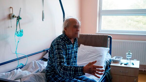 Пациент с COVID-19 в палате интенсивной терапии в коронавирусном отделении Даугавпилсской региональной больницы - Sputnik Латвия
