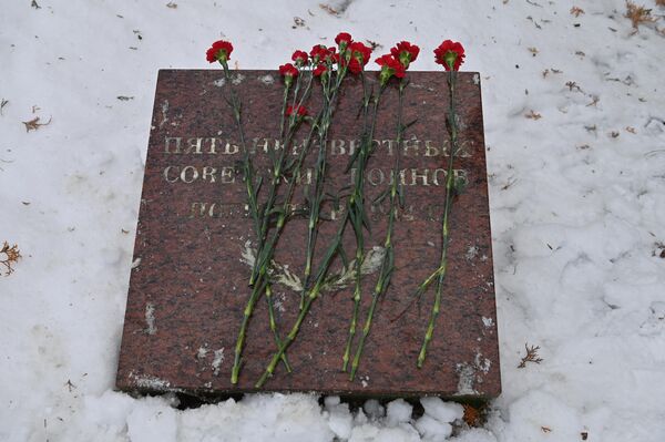На фото: одно из захоронений на Антакальнисском воинском кладбище, где покоятся Неизвестные Солдаты. На фото: одно из захоронений на Антакальнисском воинском кладбище, где покоятся Неизвестные Солдаты. - Sputnik Латвия
