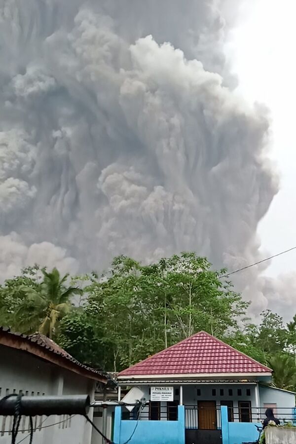Vulkāna Semeru izvirdums, aina no Lumadžangas pilsētas puses - Sputnik Latvija