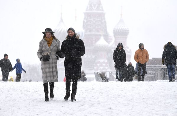 Люди на Красной площади в Москве во время снегопада Люди на Красной площади в Москве во время снегопада - Sputnik Латвия