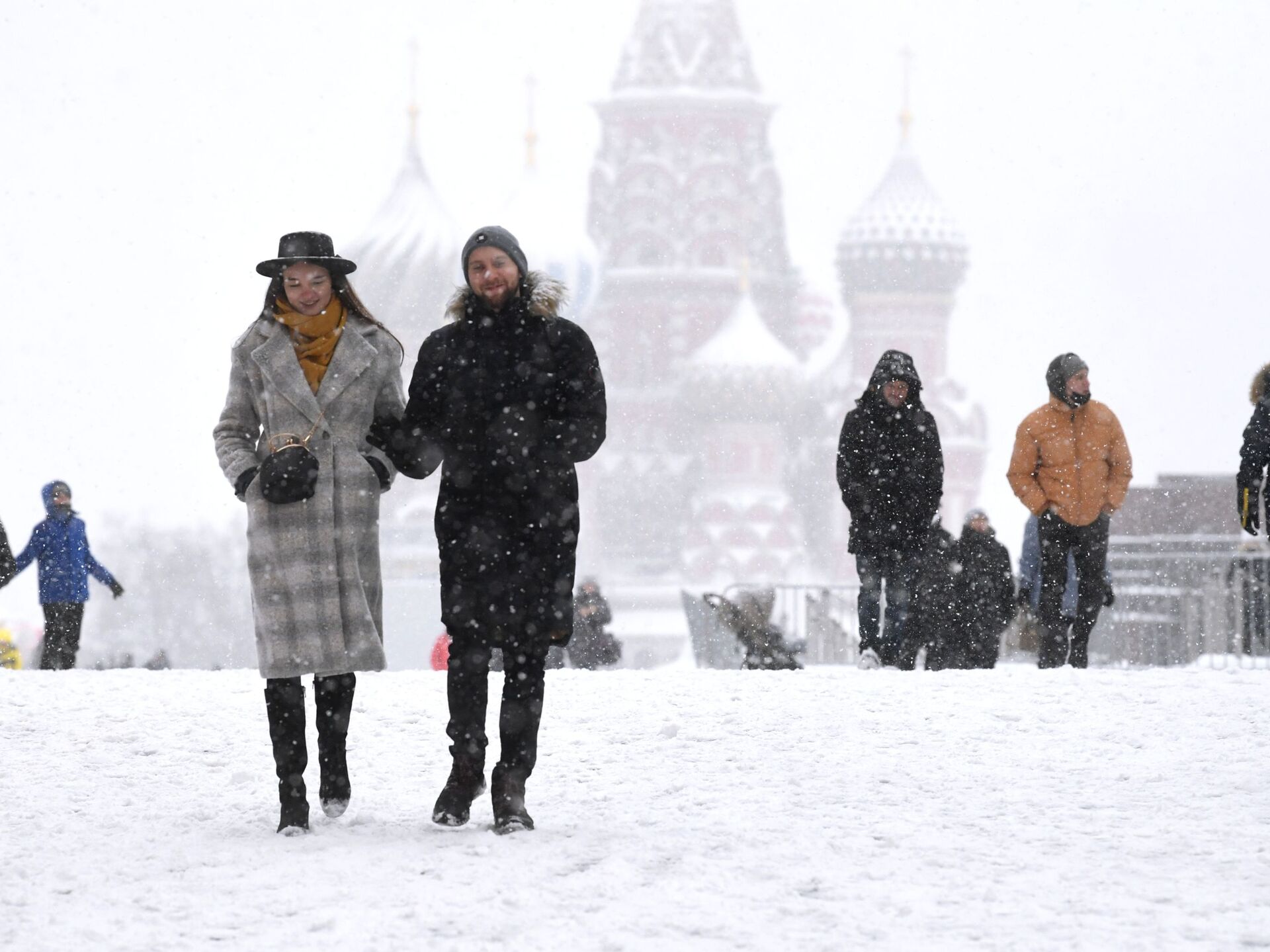 люди зимой в москве