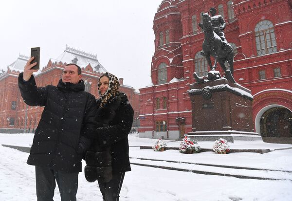 Люди фотографируются у памятника Жукову в Москве во время снегопада Люди фотографируются у памятника Жукову в Москве во время снегопада - Sputnik Латвия