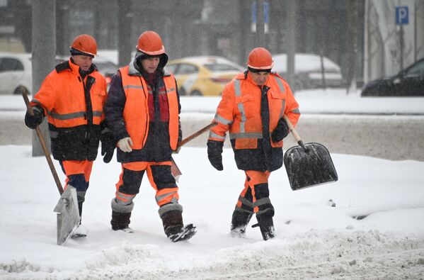 Сотрудники коммунальных служб во время снегопада в Москве - Sputnik Латвия