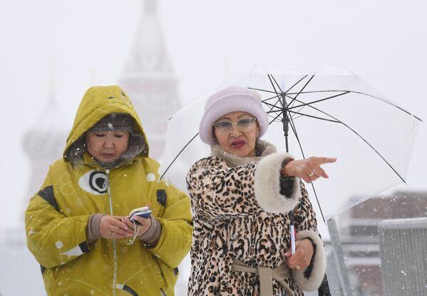 Люди на Красной площади в Москве во время снегопада - Sputnik Латвия