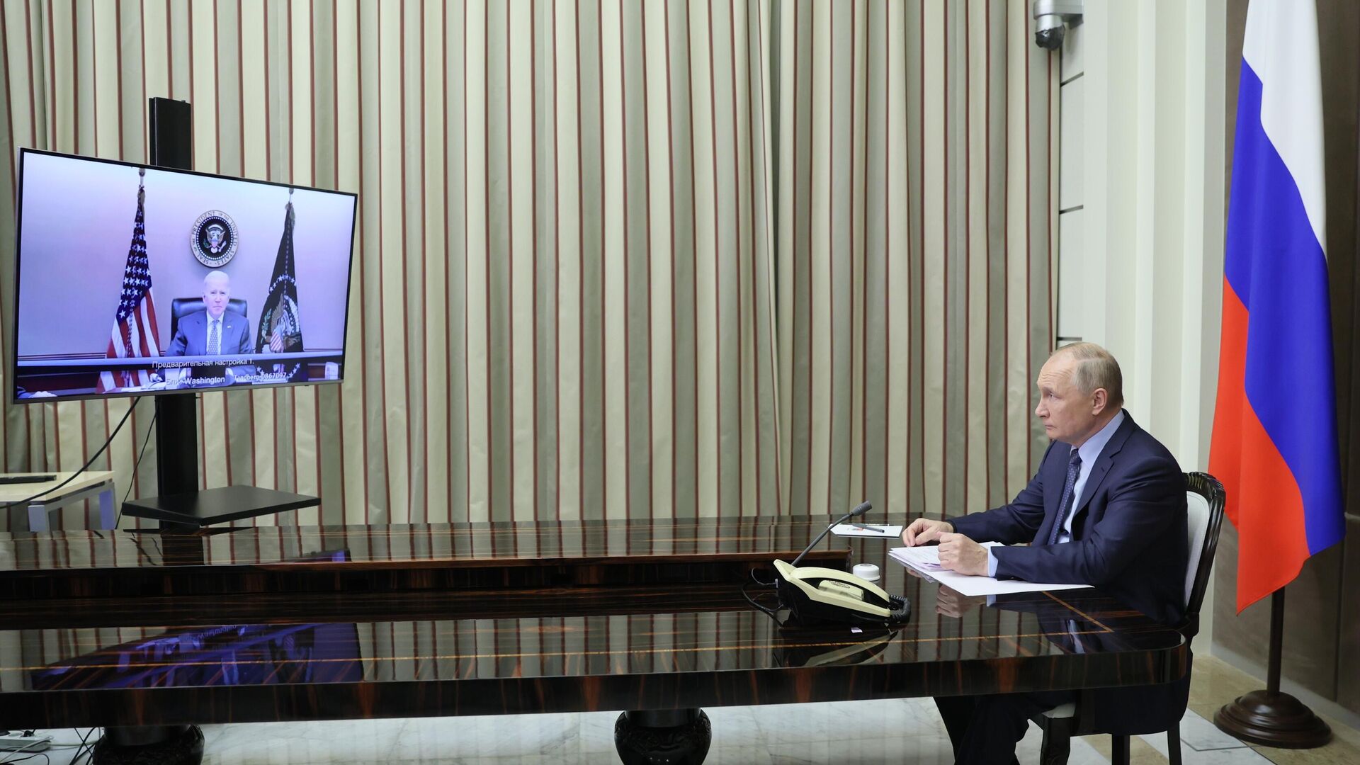 Президент РФ Владимир Путин во время переговоров с президентом США Джозефом Байденом в режиме видеоконференции - Sputnik Латвия, 1920, 09.12.2021