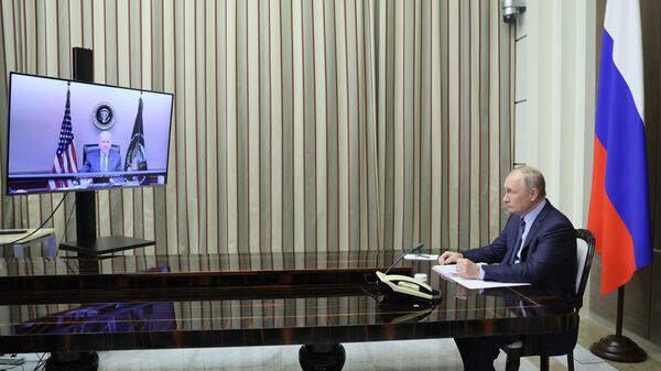 Krievijas un ASV prezidenti Vladimirs Putins un Džo Baidens, tiekoties ar video starpniecību, pārrunāja Ukrainas jautājumu un drošības mazināšanos. - Sputnik Latvija
