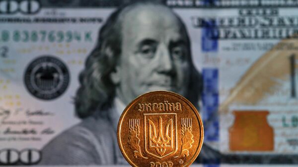 Американские доллары и украинская гривна - Sputnik Латвия