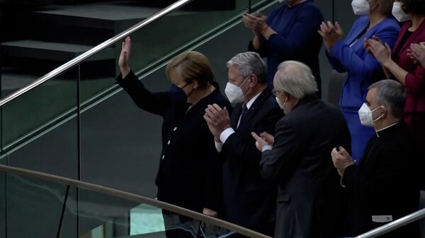 Nu jau bijušajai Vācijas kanclerei Angelai Merkelei sarīkoja ovācijas Bundestāgā - Sputnik Latvija