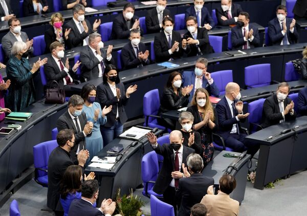 Олаф Шольц машет рукой после того, как он был избран новым канцлером Германии в бундестаге. - Sputnik Латвия