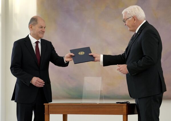 Новоизбранный канцлер Германии Олаф Шольц (слева) получает письмо о назначении от президента Германии Франка-Вальтера Штайнмайера. - Sputnik Латвия