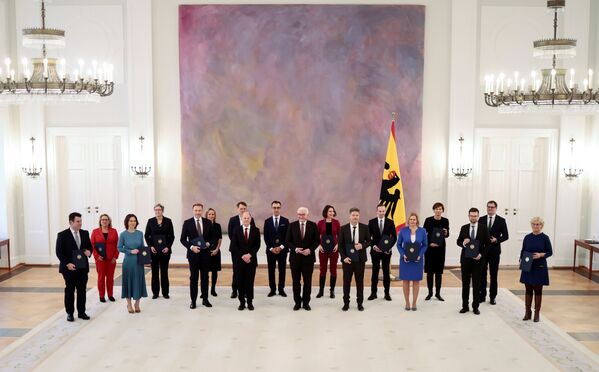Новоизбранный канцлер Германии Олаф Шольц и президент Франк-Вальтер Штайнмайер позируют вместе с недавно назначенными членами кабинета министров во время церемонии во дворце Бельвю в Берлине, Германия. - Sputnik Латвия