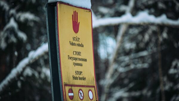 Предупреждающий знак на границе  - Sputnik Латвия