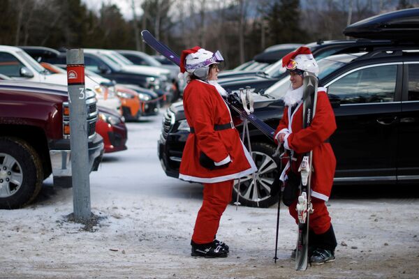Santa Klausu brauciena dalībnieki kalnu kūrortā ASV - Sputnik Latvija
