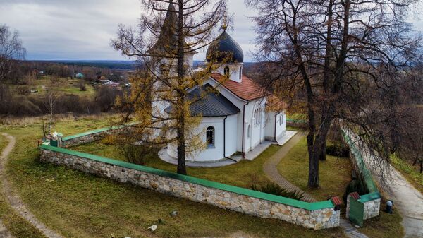 Церковь Святой Троицы Живоначальной в деревне Бёхово Заокского района Тульской области - Sputnik Latvija
